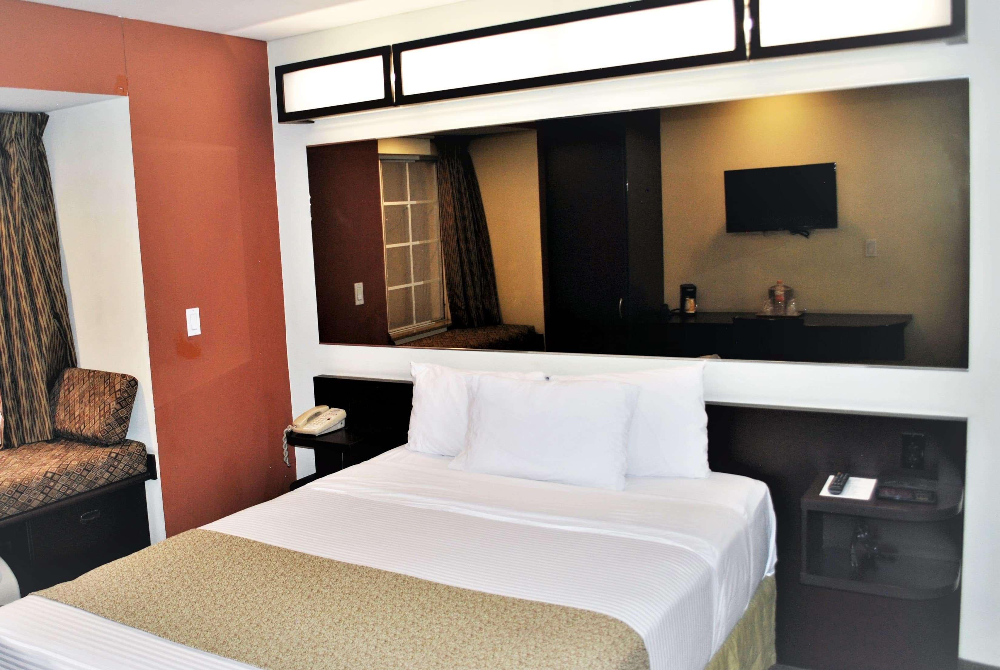 Microtel Inn And Suites By Wyndham Toluca Exteriér fotografie